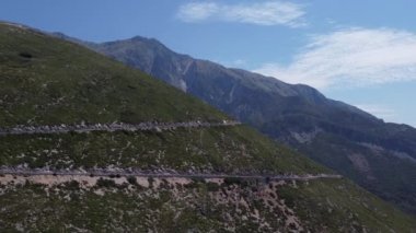 Arnavutluk 'un dağlarında yol.