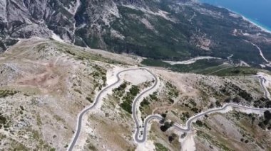 Arnavutluk 'taki Llogara geçidinde dağlarda yol.