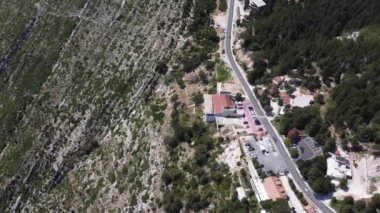 Arnavutluk 'un dağlarında yol.