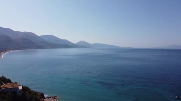 Himare, Arnavutluk. Yaz gününde güzel bir sahil manzarası. Doğa, Tatiller — Stok video