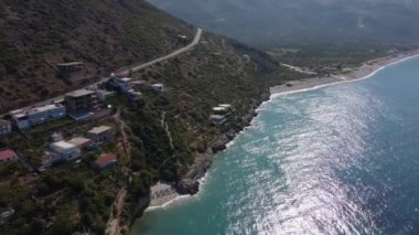 İlahi tropikal kıyı şeridi manzarası, Arnavutluk 'taki cennet plajı, tatiller, tatil konsepti