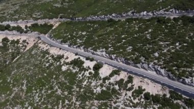 Arnavutluk 'un dağlarında yol.