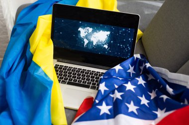 Amerika ve Ukrayna bayrağı yakınındaki bilgisayar.