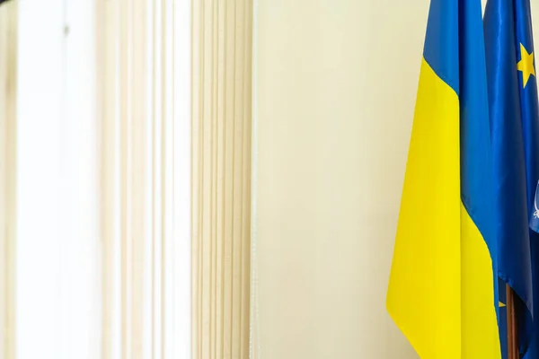 Ucrânia bandeira de tecido com copyspace para o seu texto sobre fundo branco — Fotografia de Stock