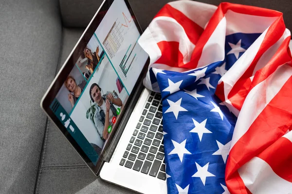 Día de la Independencia después de la cuarentena. pantalla del ordenador portátil y la celebración de la fiesta nacional de EE.UU. con la familia en línea, el cuidado de las personas mayores después del cierre, la tecnología personal — Foto de Stock