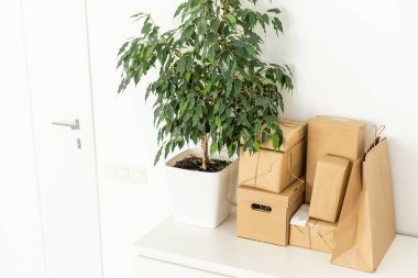 kahverengi karton kutular beyaz birbirlerine yığılmış