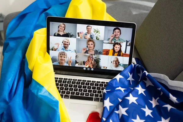 Laptop dekat bendera usa dan ukraine — Stok Foto