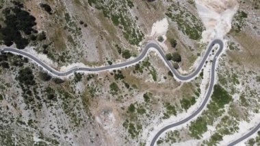 Arnavutluk 'taki Llogara geçidinde dağlarda yol.