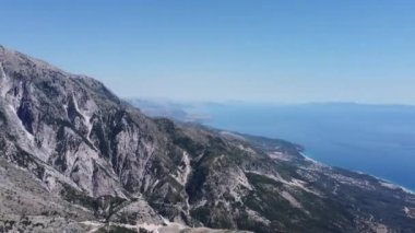 Arnavutluk 'taki Llogara geçidinde dağlarda yol.