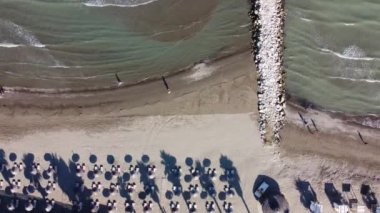 Arnavutluk 'ta tatil için güzel bir plaj. Adriyatik Denizi.
