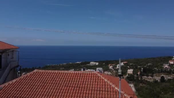 Vakantie, huis-en reisconcept - uitzicht op zee vanaf het balkon van huis of hotelkamer — Stockvideo