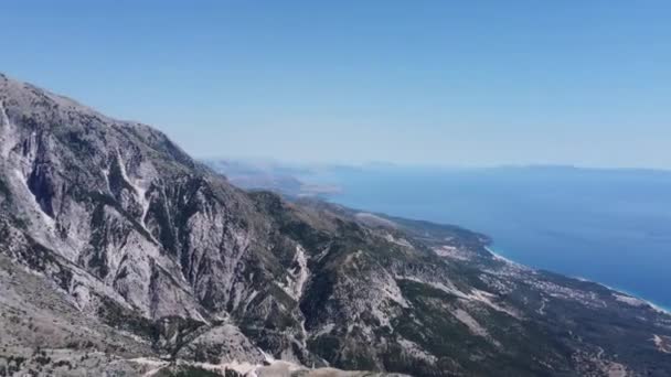 Arnavutluk 'taki Llogara geçidinde dağlarda yol. — Stok video