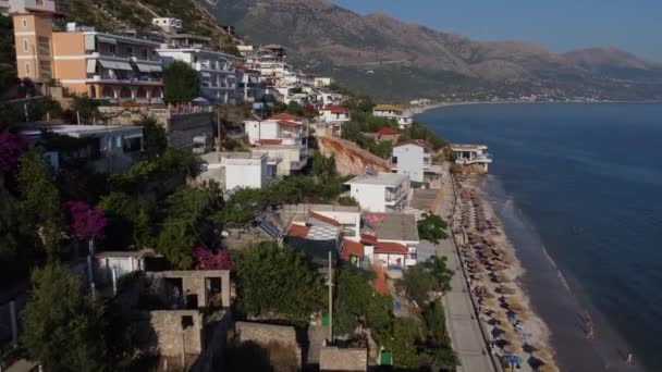 La madre con su hijita se divierte en la piscina. Mamá juega con el niño. La familia disfruta de vacaciones de verano en una piscina. — Vídeos de Stock