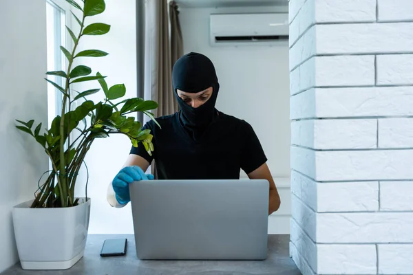 Laptopta siyah kar maskeli bir hacker. — Stok fotoğraf