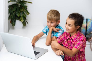 yenilenebilir enerji, çocuklar, teknoloji, bilim ve insanlar kavramı - dizüstü bilgisayarlı çocuklar veya arkadaşlar