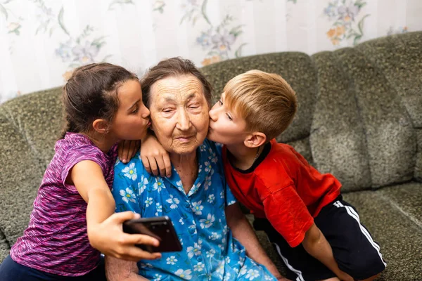 Crianças e uma bisavó muito velha — Fotografia de Stock