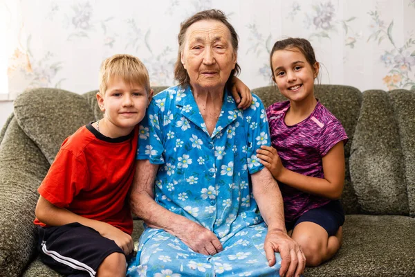 Niños y una bisabuela muy vieja —  Fotos de Stock