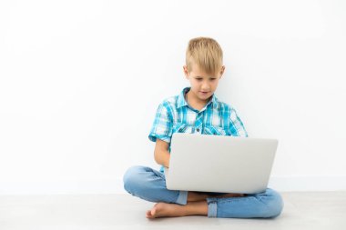 Heyecanlı küçük çocuk dizüstü ekrana bakıyor