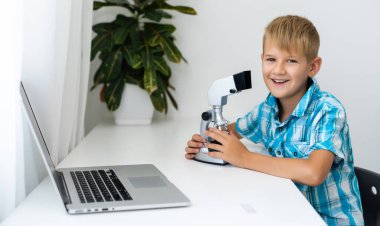 Akıllı genç çocuk bir dizüstü bilgisayarda onun yeni projesi için bilgisayar bilimi dersinde çalışır.