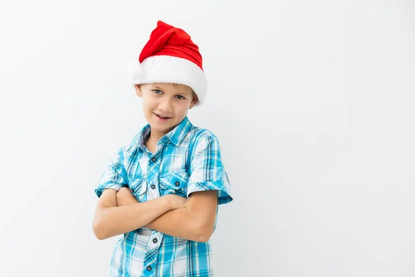 Chlapec, oblečený jako santa claus izolovaných na bílém pozadí — Stock fotografie
