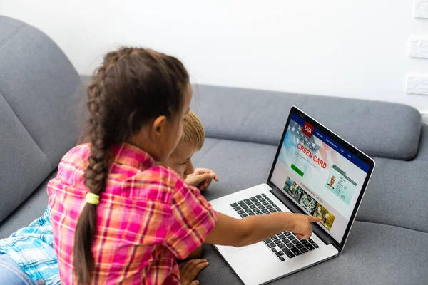 Niño y niña con laptop Tarjeta de residente permanente Tarjeta verde de EE.UU. — Foto de Stock