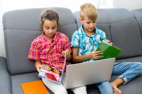 Ragazzo e ragazza, fratello e sorella studiano a casa. Una ragazza guarda una video lezione o una conferenza online. — Foto Stock