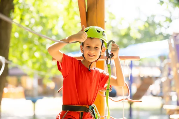 Boy climber walks on the rope bridge, — Stock Photo, Image