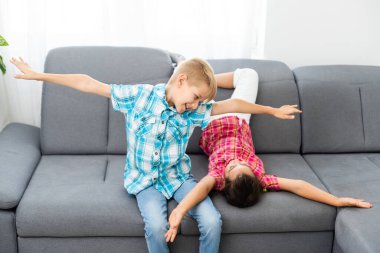 Erkek ve kız, erkek ve kız kardeş evde.