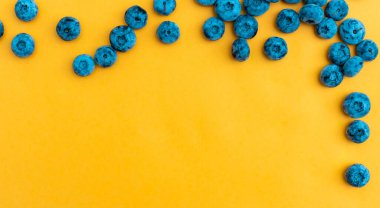 Yabanmersini. Sarıya yabanmersini yaban mersini. Üst görünüm.