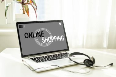 Alışveriş, teknoloji ve internet kavramı. Kurgusal bir dükkanda dizüstü bilgisayarla alışveriş yapmak