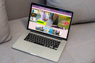 Alışveriş, teknoloji ve internet kavramı. Kurgusal bir dükkanda dizüstü bilgisayarla alışveriş yapmak