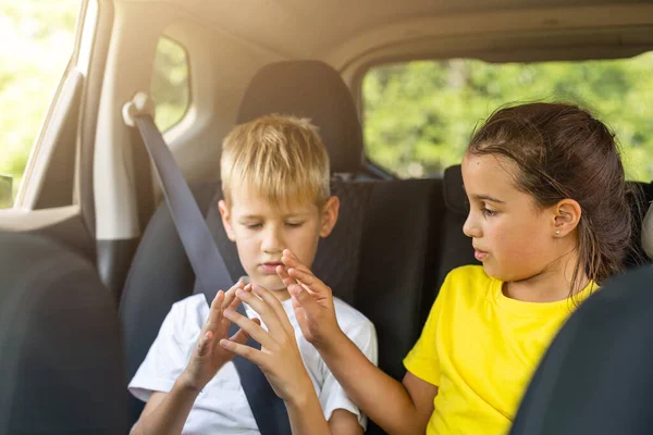 Söta barn i bil, pojke och flicka i bilen. — Stockfoto