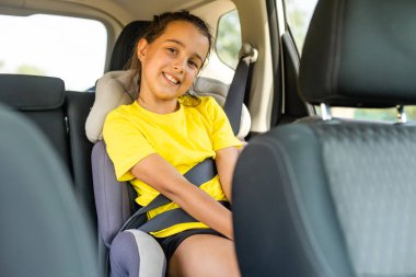 küçük kız arabada oturan