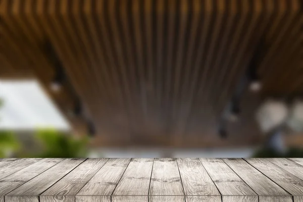 Leeg houten tafelblad op vervaging van vers groen abstracte uit de tuin. Voor montage product display of design key visuele lay-out — Stockfoto
