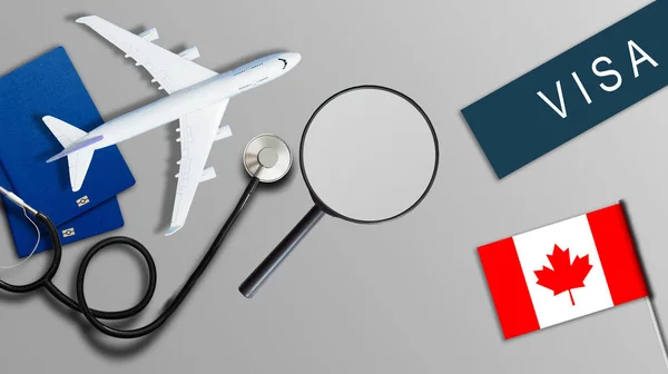 Vliegtuigmodel op paspoort gezet op houten tafel, Preparation for Traveling concept. visum, vlag — Stockfoto