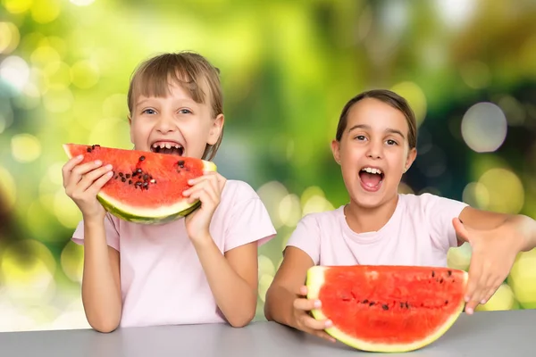 Irmãzinhas engraçadas comendo melancia suculenta fresca em casa — Fotografia de Stock
