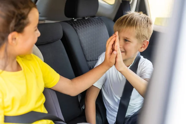 Söta barn i bil, pojke och flicka i bilen. — Stockfoto