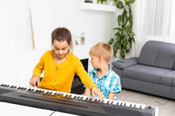 피아노 위의 아이들에게 음악에 대한 가정 학습입니다. 격리 기간 동안 집에 있는 아이들을 위한 활동에 대한 생각이었습니다. 음악 개념 — 스톡 사진