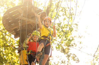 Ağaçlara tırmanan mutlu çocuk. Halat Parkı. Climber çocuğu. Erken çocukluk gelişimi. Roping Parkı. Denge kiriş ve halat köprüler. Halat Park-tırmanış merkezi
