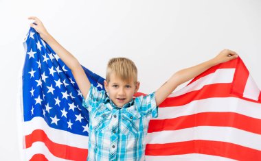 Amerika 'nın 4 Temmuz' daki bağımsızlık gününü ailesiyle kutlarken bayrak taşıyan mutlu çocuk. Amerikan vatansever tatil konsepti