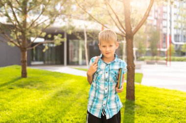 Okula dönelim. Okul bahçesindeki ilkokuldan bir çocuk..