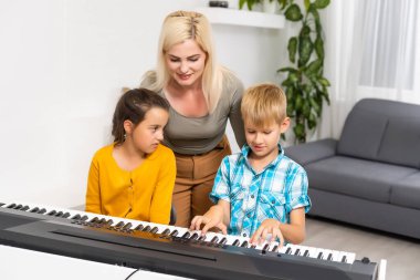 Sentezleyici, çocukların evde aktiviteleri var. Hobi