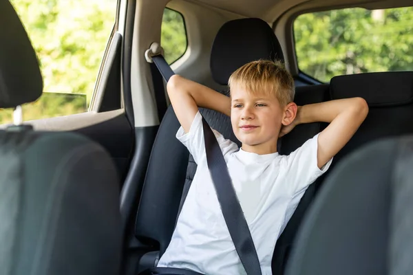 Menino loiro no carro — Fotografia de Stock