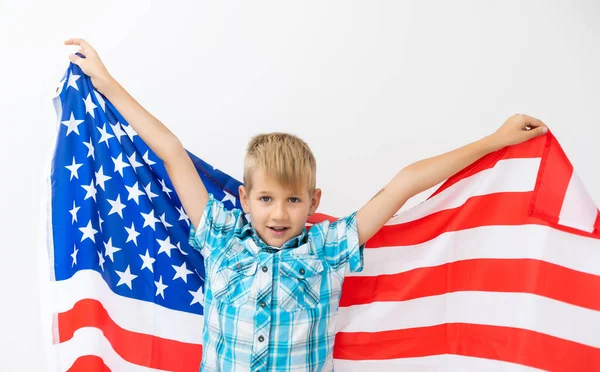 Ragazzo di bambino felice con bandiera di Stati Uniti festeggiando il giorno di indipendenza di Stati Uniti il 4 luglio con famiglia. Concetto di vacanza patriottica americana — Foto Stock