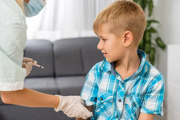 Мальчик получает вакцинацию от профессионального медицинского работника — стоковое фото