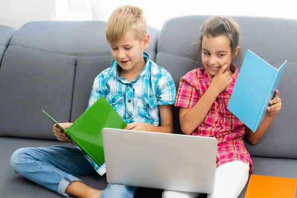 Leuke kinderen gebruiken laptop voor onderwijs, online studie, thuis studeren, Boy and Girl hebben huiswerk op afstand leren. Lifestyle concept voor thuisonderwijs. — Stockfoto