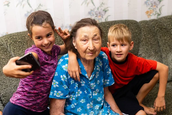 Abuela con nieto. Vieja con hijos —  Fotos de Stock