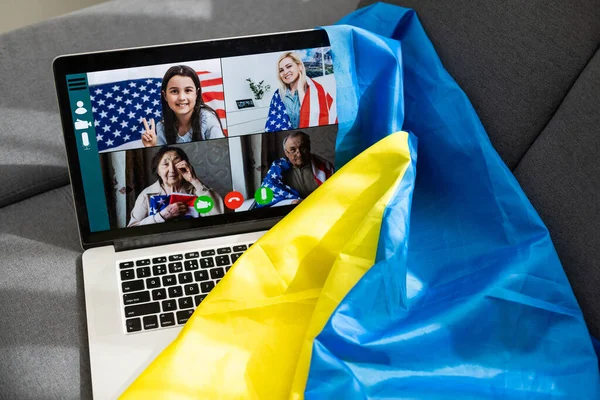 Ordinateur portable avec vidéo près du drapeau de l'ukraine — Photo