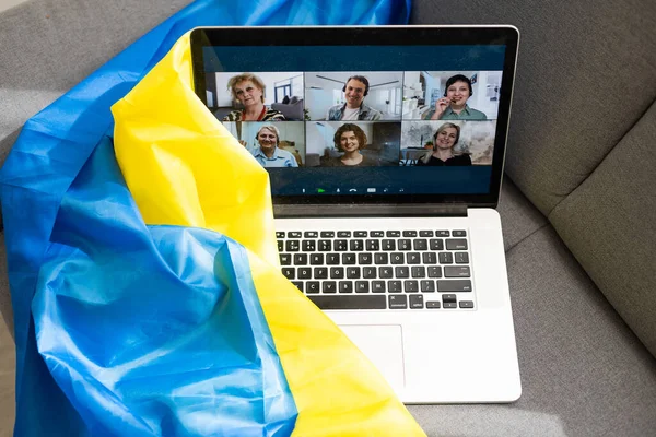 Flaga Ukrainy na laptopie. Flaga Ukrainy na ekranie. — Zdjęcie stockowe