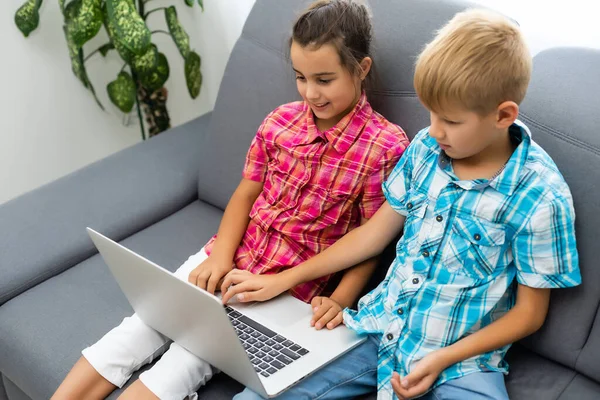 Giovane ragazzo con un computer portatile seduto vicino a una ragazza — Foto Stock